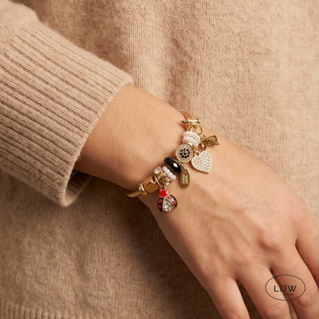 Lucky Ladybug Charm Bracelet Gold fra LØW Jewelry ferdig fylt charmsarmbånd