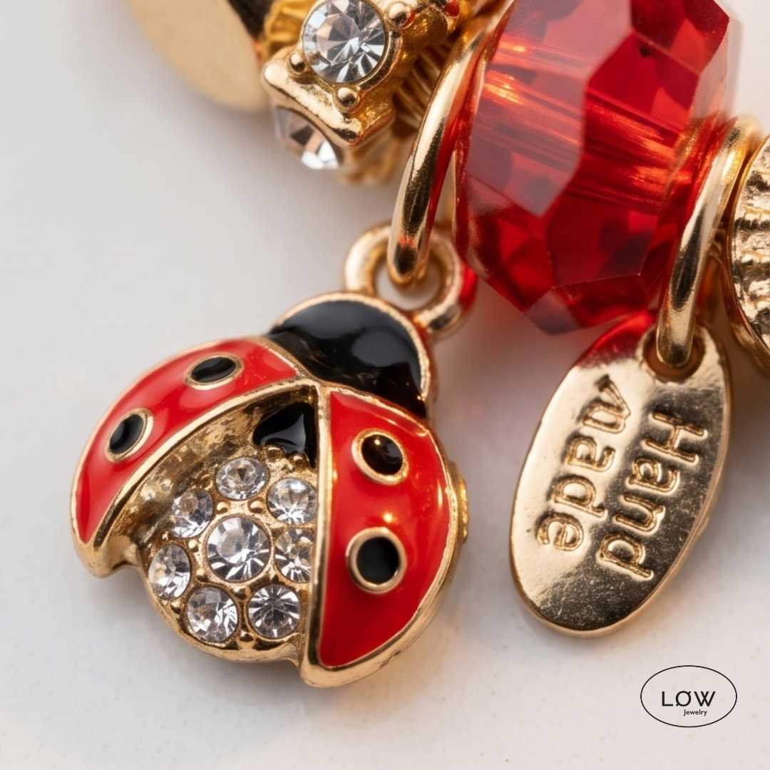 Lucky Ladybug Charm Bracelet Gold fra LØW Jewelry ferdig fylt charmsarmbånd