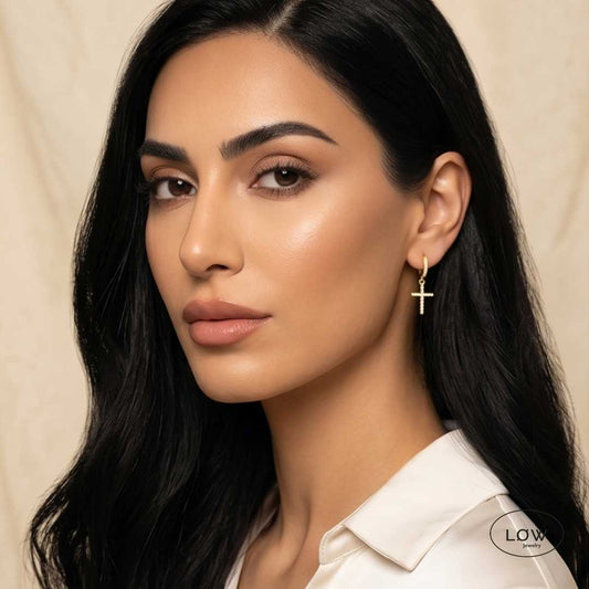 Lumière Cross Charm Hoop Earrings Gold fra LØW Jewelry øreringer