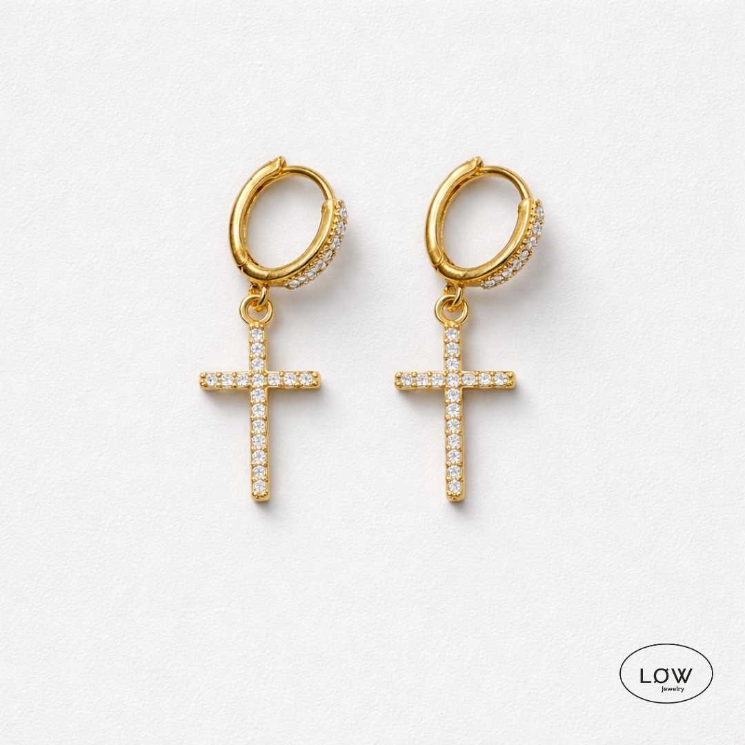 Lumière Cross Charm Hoop Earrings Gold fra LØW Jewelry øreringer