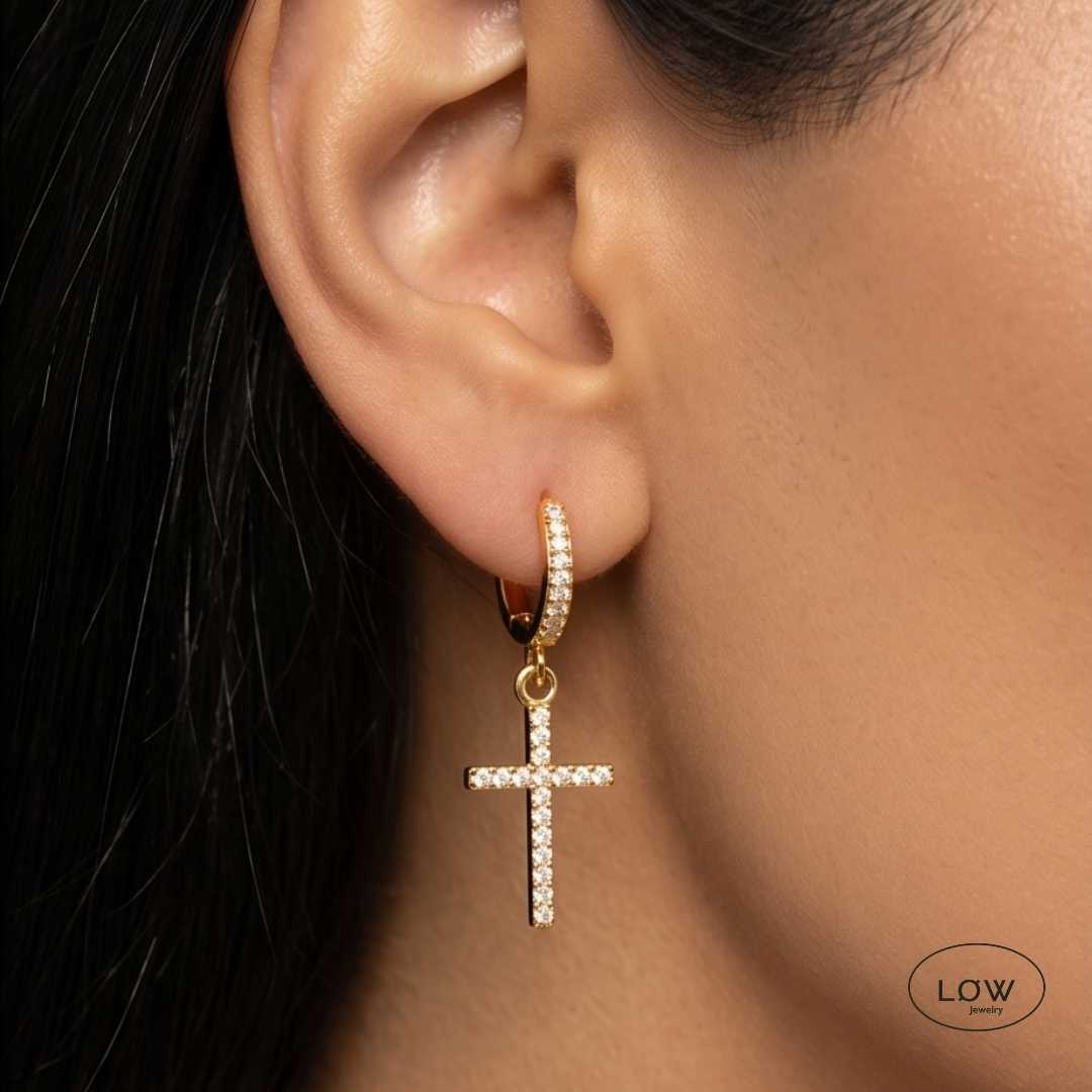 Lumière Cross Charm Hoop Earrings Gold fra LØW Jewelry øreringer