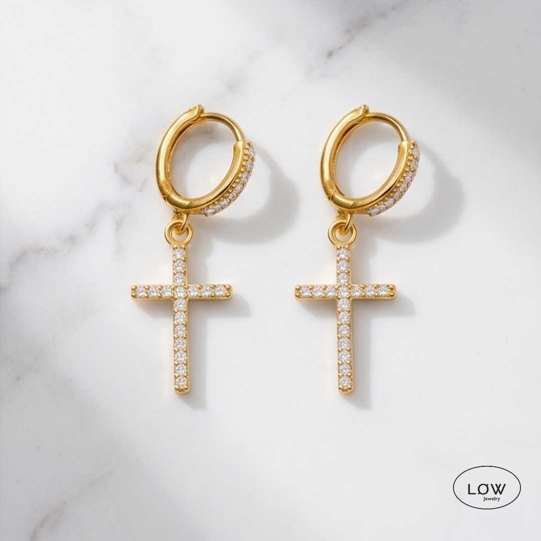 Lumière Cross Charm Hoop Earrings Gold fra LØW Jewelry øreringer