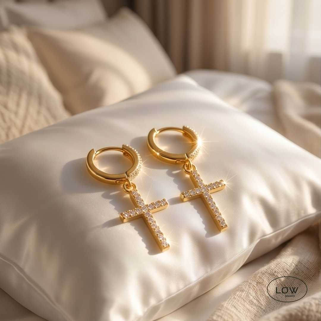 Lumière Cross Charm Hoop Earrings Gold fra LØW Jewelry øreringer