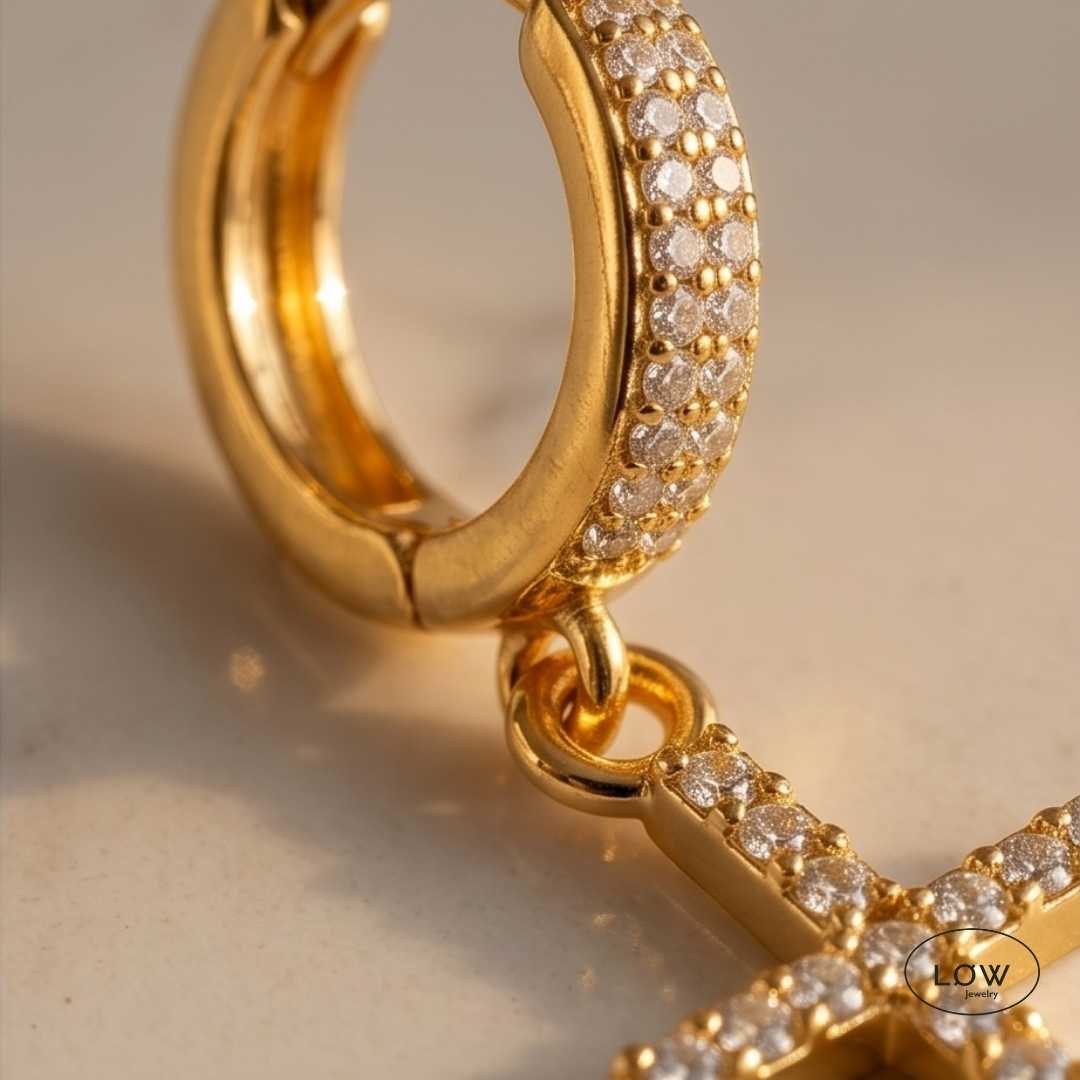Lumière Cross Charm Hoop Earrings Gold fra LØW Jewelry øreringer