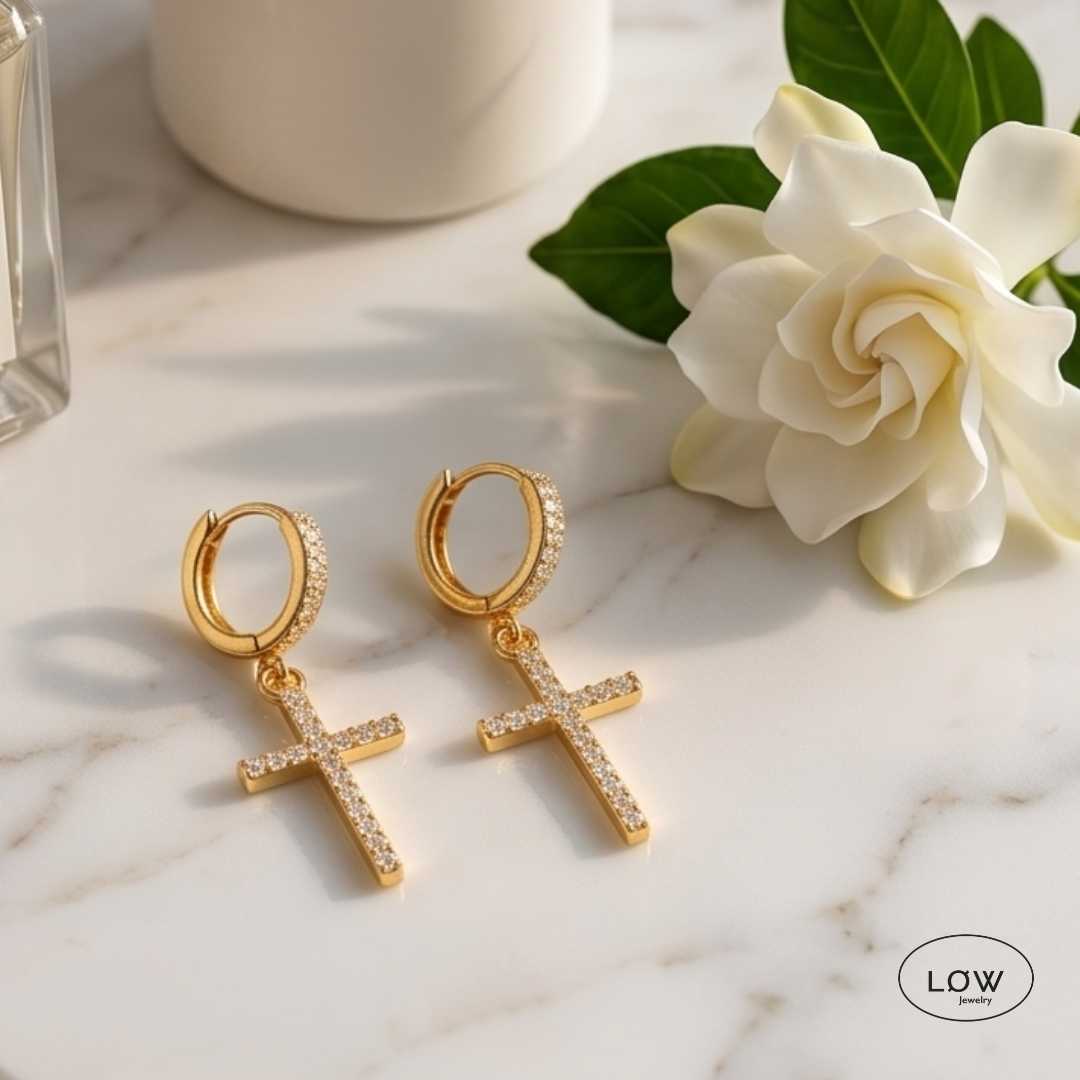 Lumière Cross Charm Hoop Earrings Gold fra LØW Jewelry øreringer