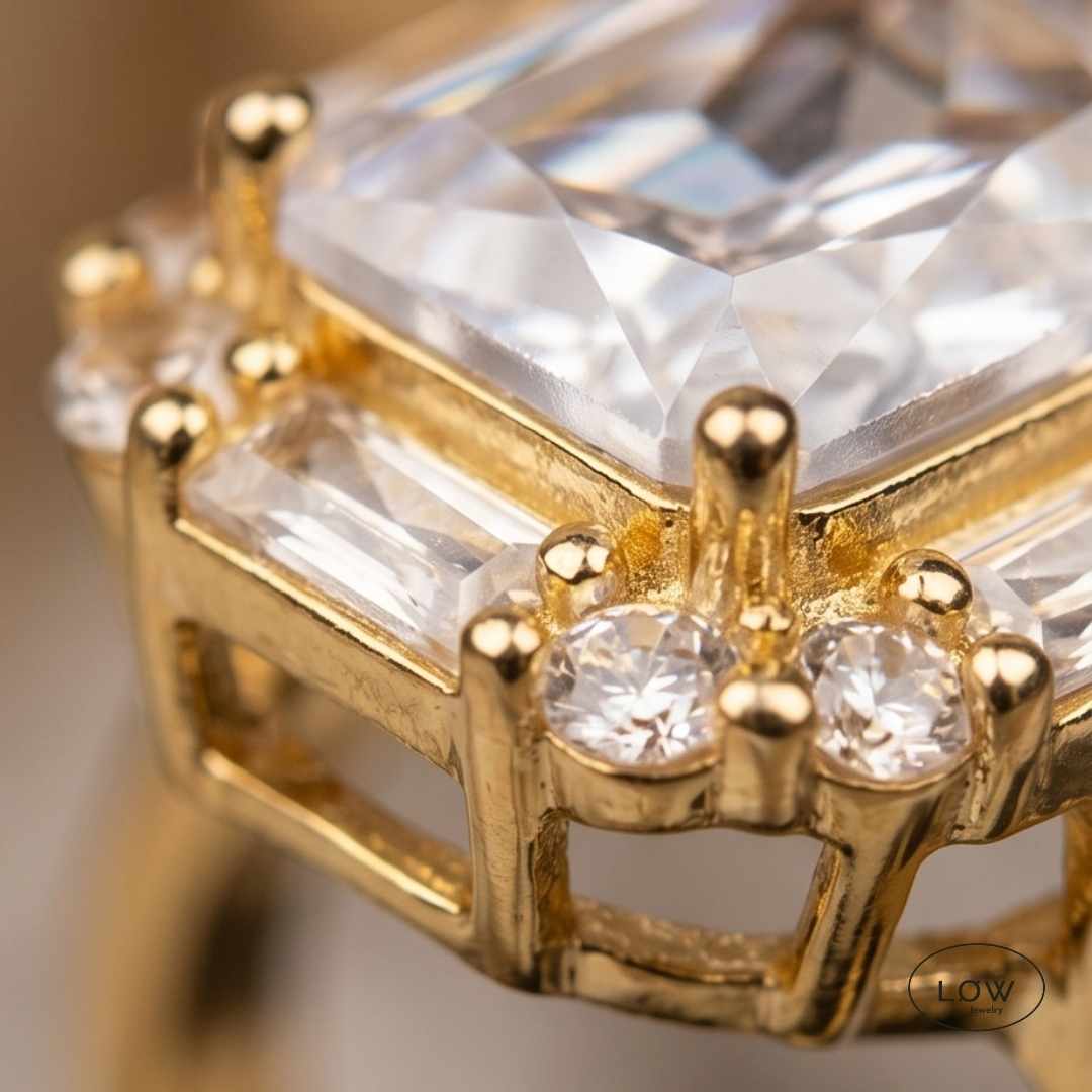Lumière Solitaire Open Ring Gold fra LØW Jewelry justerbar