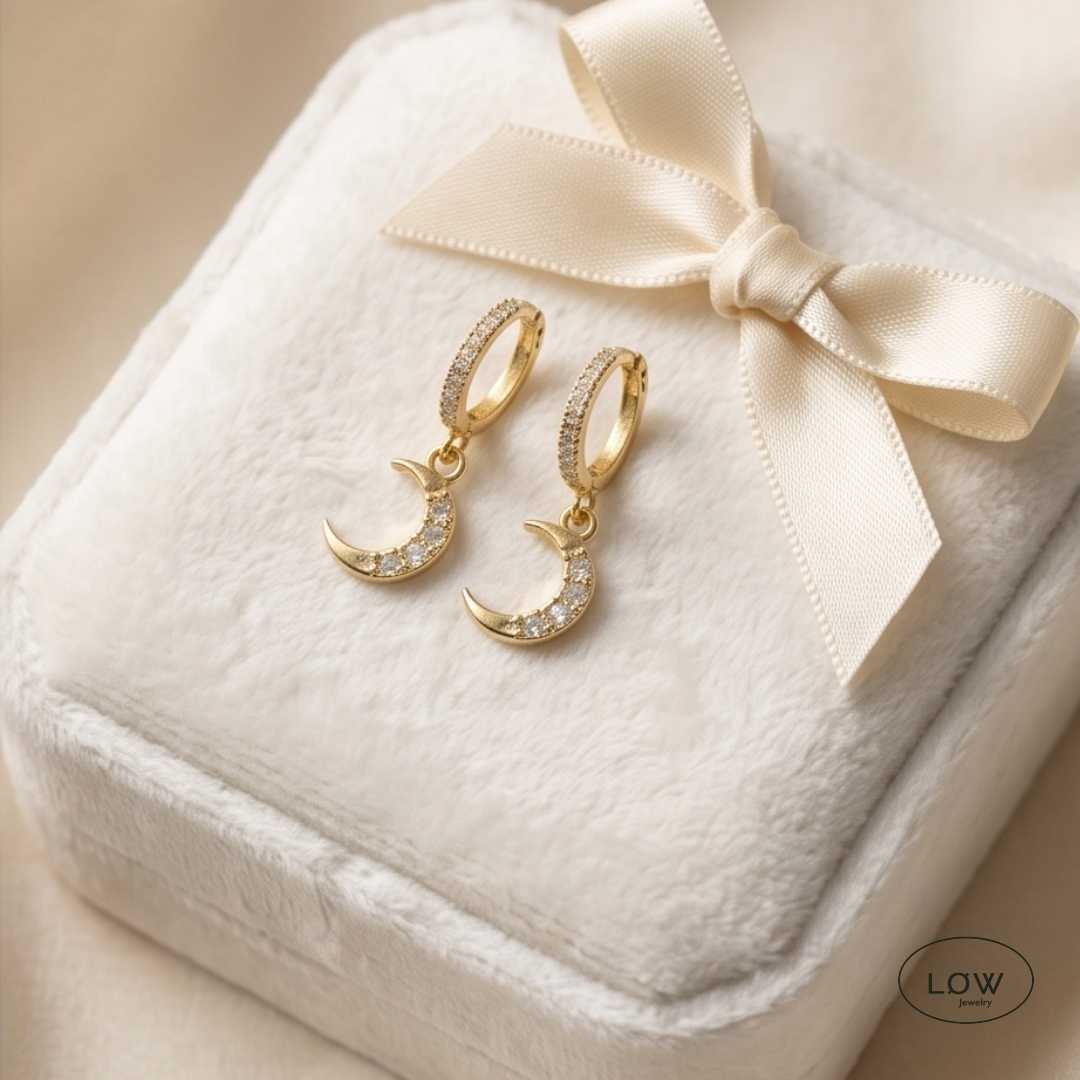 Luna Charm Hoop Earrings Gold fra LØW Jewelry øreringer