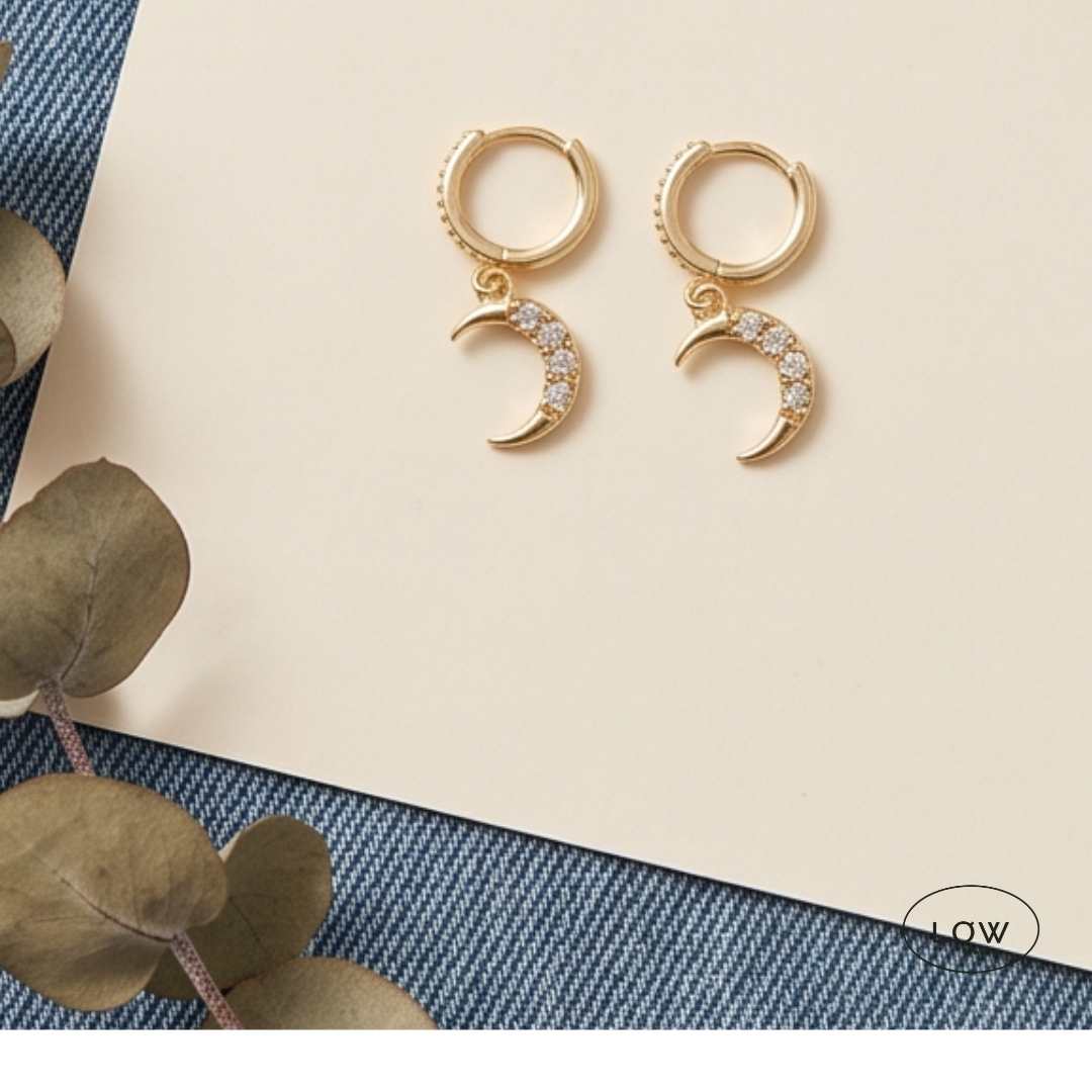 Luna Charm Hoop Earrings Gold fra LØW Jewelry øreringer