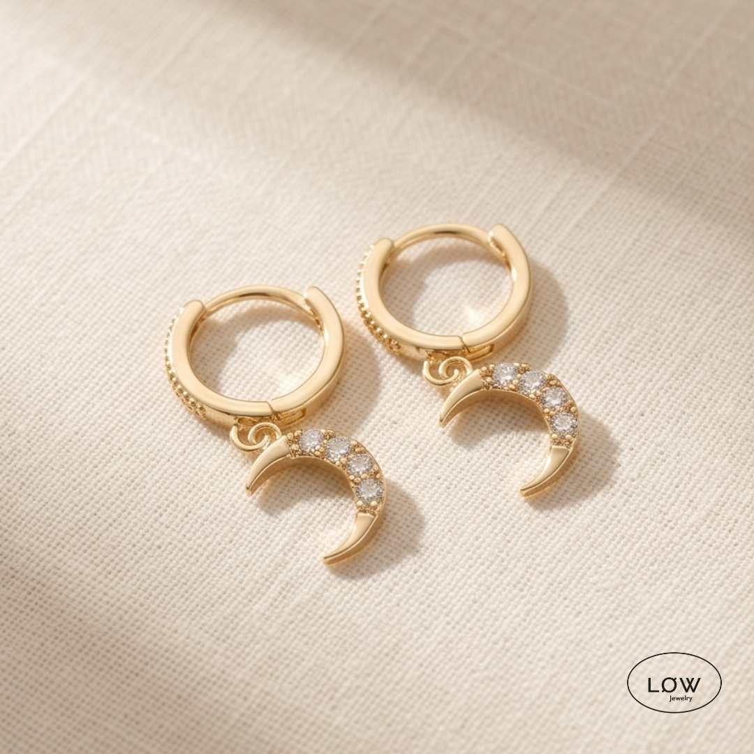 Luna Charm Hoop Earrings Gold fra LØW Jewelry øreringer