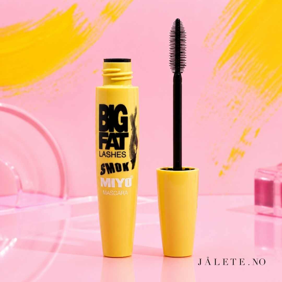 MIYO Big Fat Smokey Mascara er en vegansk mascara som gir opptil 200 % fyldigere vipper med intens smokey-effekt. Med pleiende ingredienser og silikonbørste.
