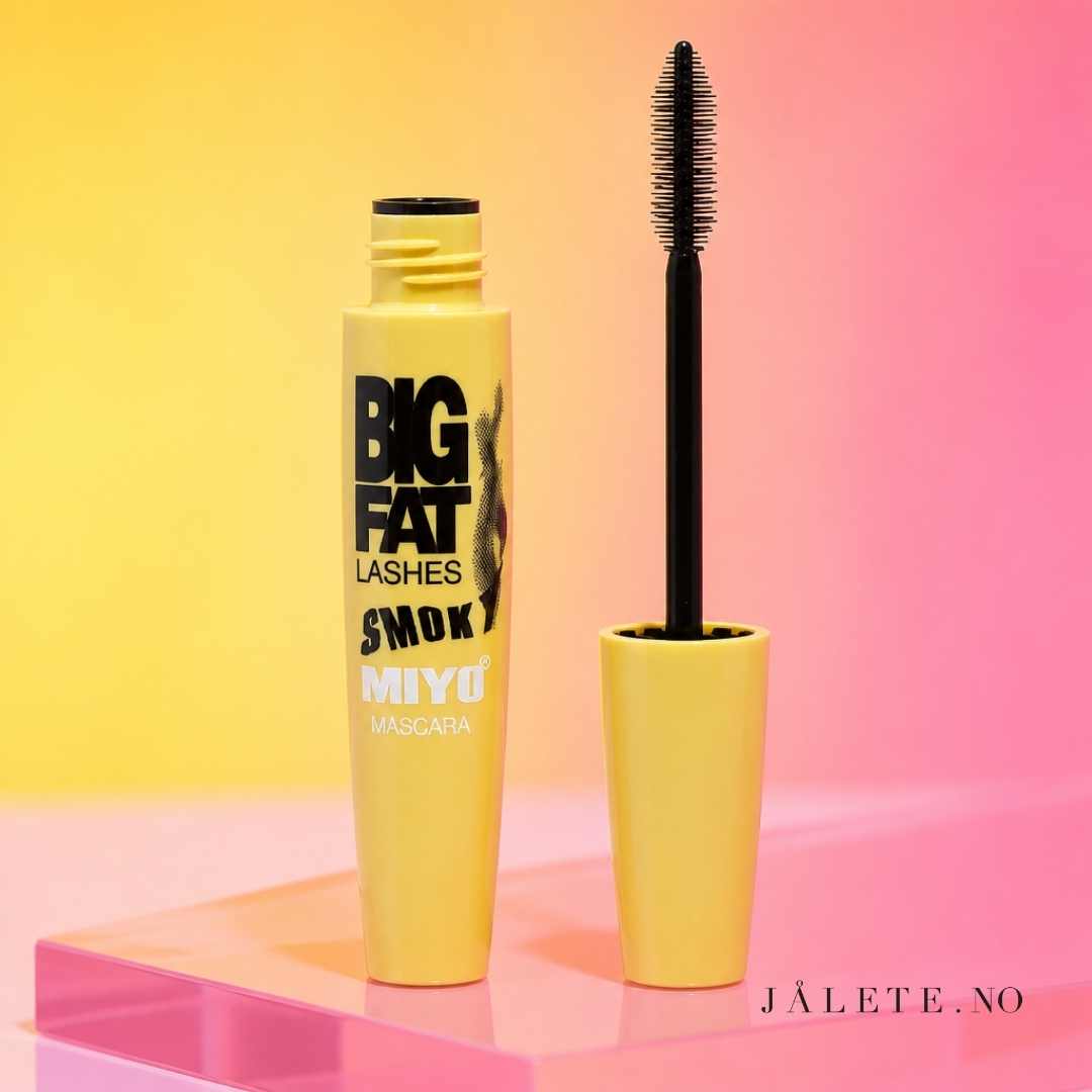 MIYO Big Fat Smokey Mascara er en vegansk mascara som gir opptil 200 % fyldigere vipper med intens smokey-effekt. Med pleiende ingredienser og silikonbørste.
