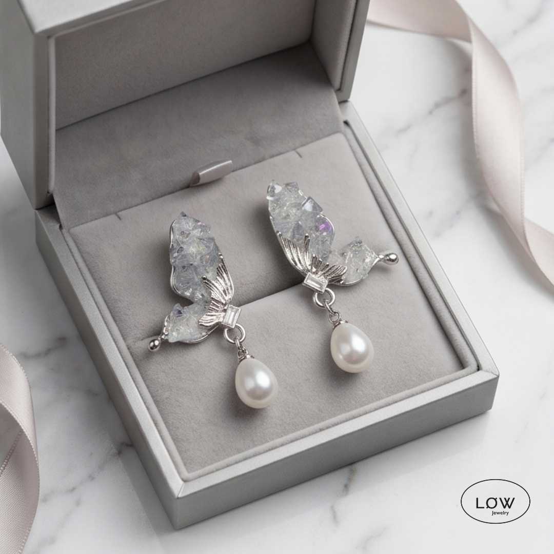 Mariposa Pearl Wing Earrings fra LØW Jewelry ørepynt med perle