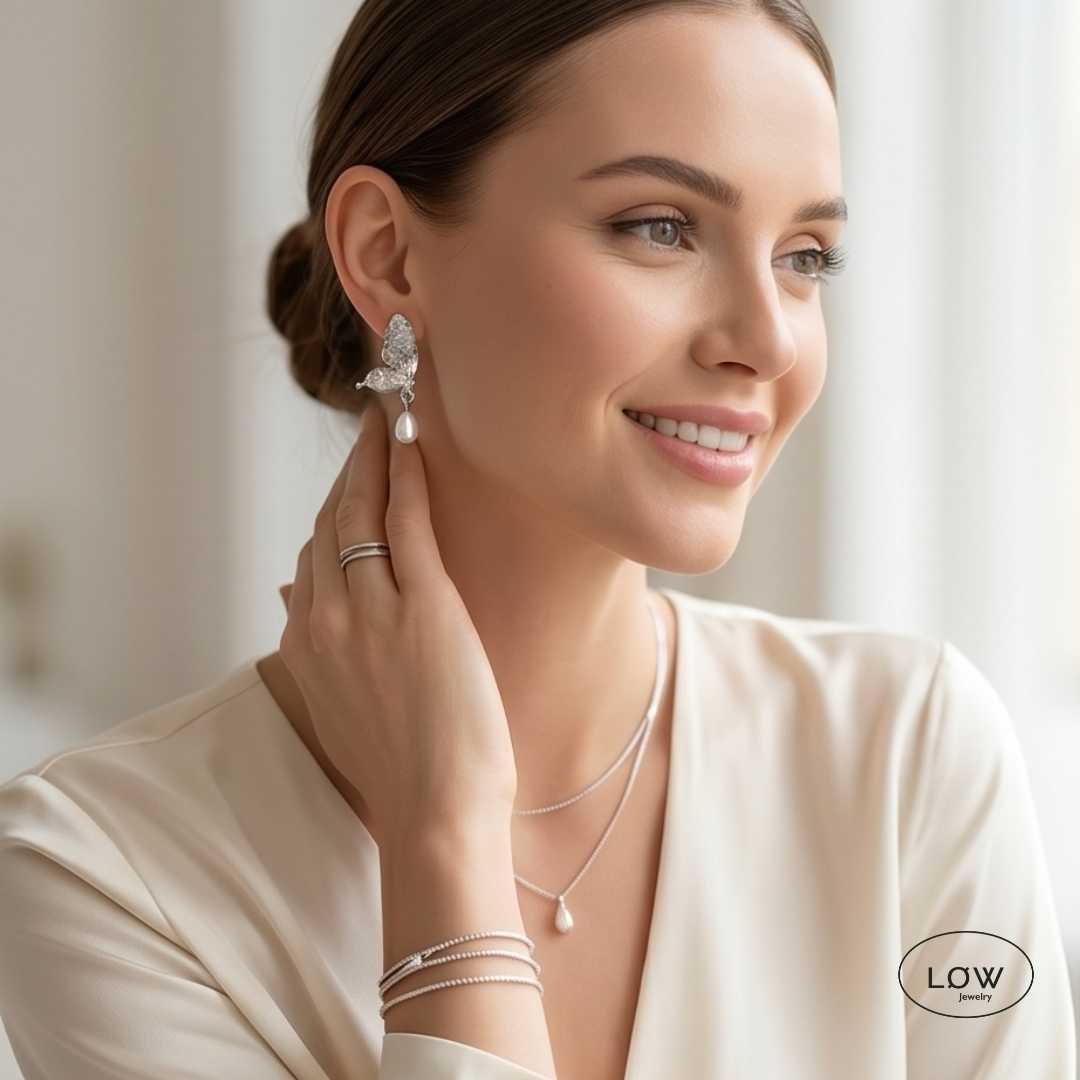 Mariposa Pearl Wing Earrings fra LØW Jewelry ørepynt med perle