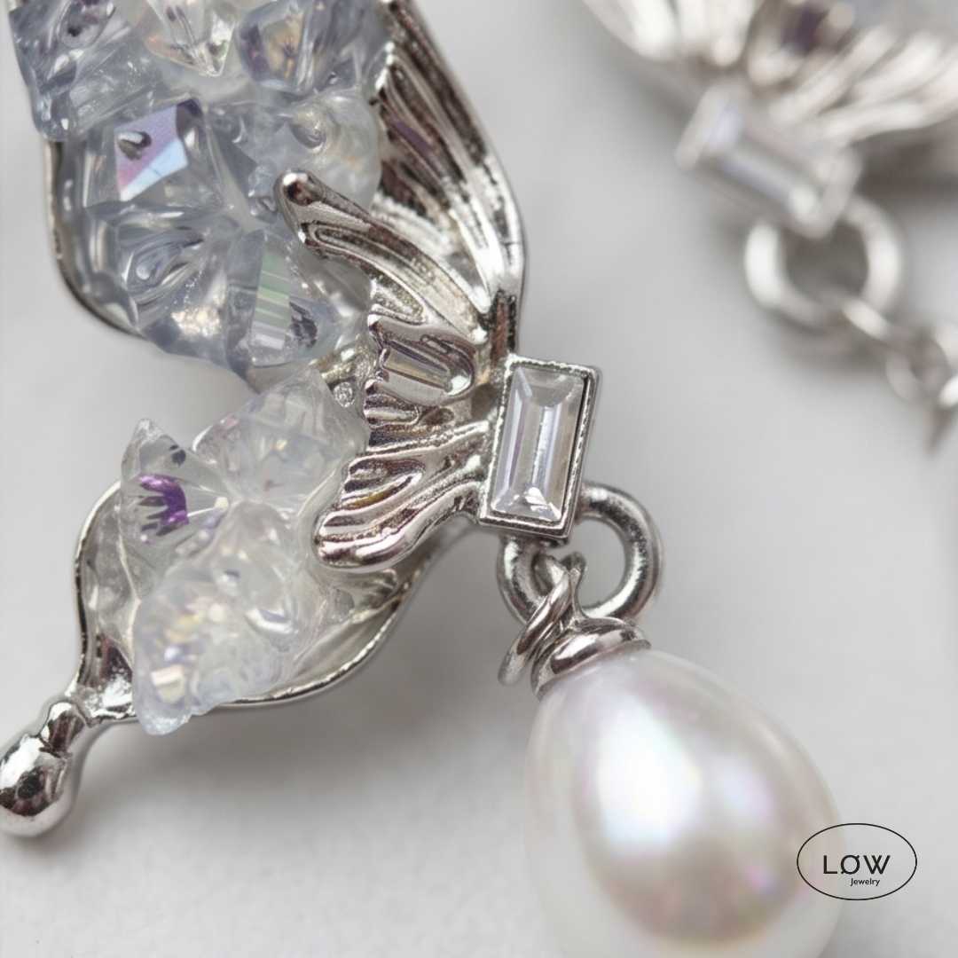 Mariposa Pearl Wing Earrings fra LØW Jewelry ørepynt med perle