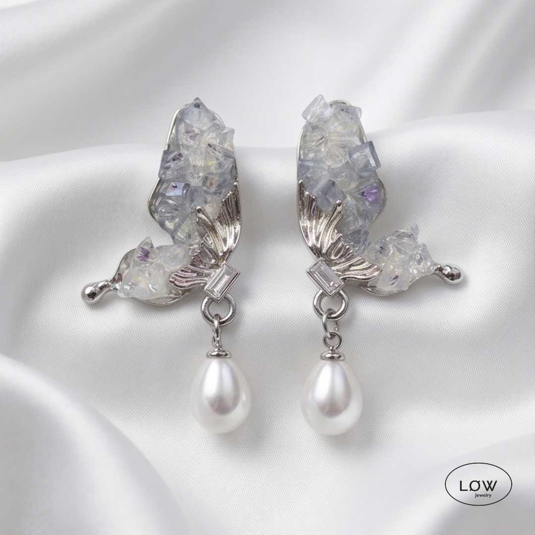 Mariposa Pearl Wing Earrings fra LØW Jewelry ørepynt med perle