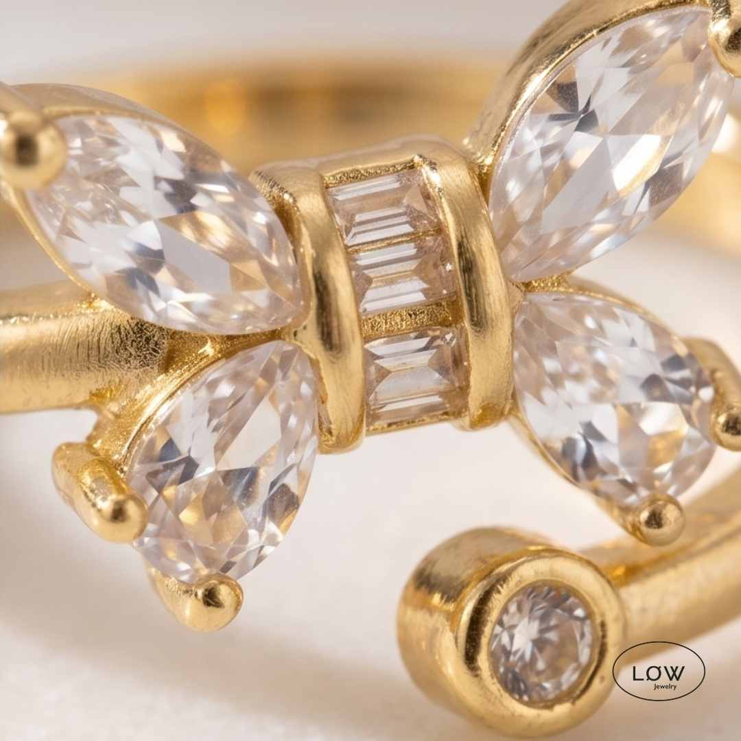 Mini Butterfly Ring – justerbar open ring fra LØW Jewelry stainless steel platet 18K gold