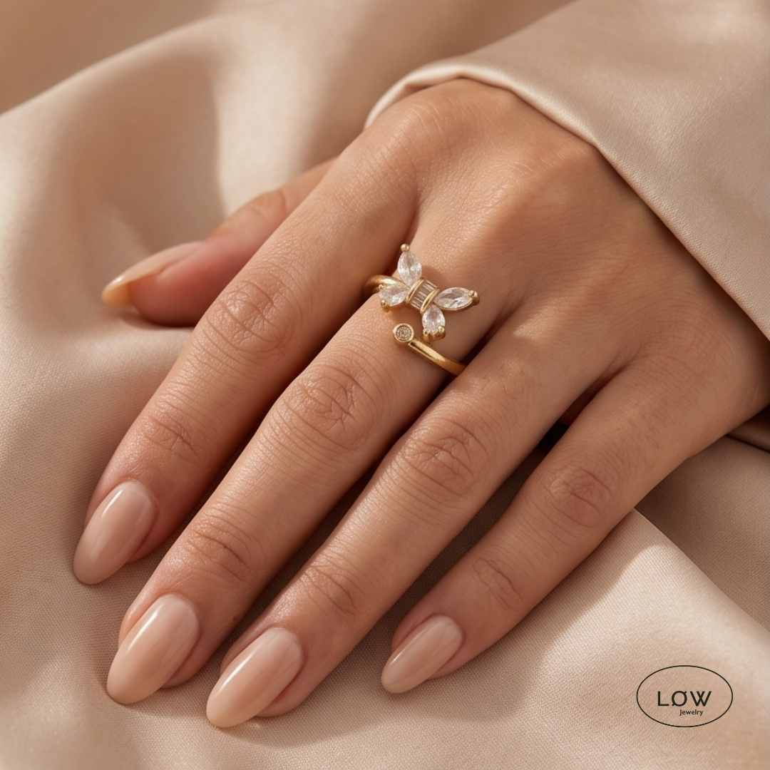 Mini Butterfly Ring – justerbar open ring fra LØW Jewelry stainless steel platet 18K gold