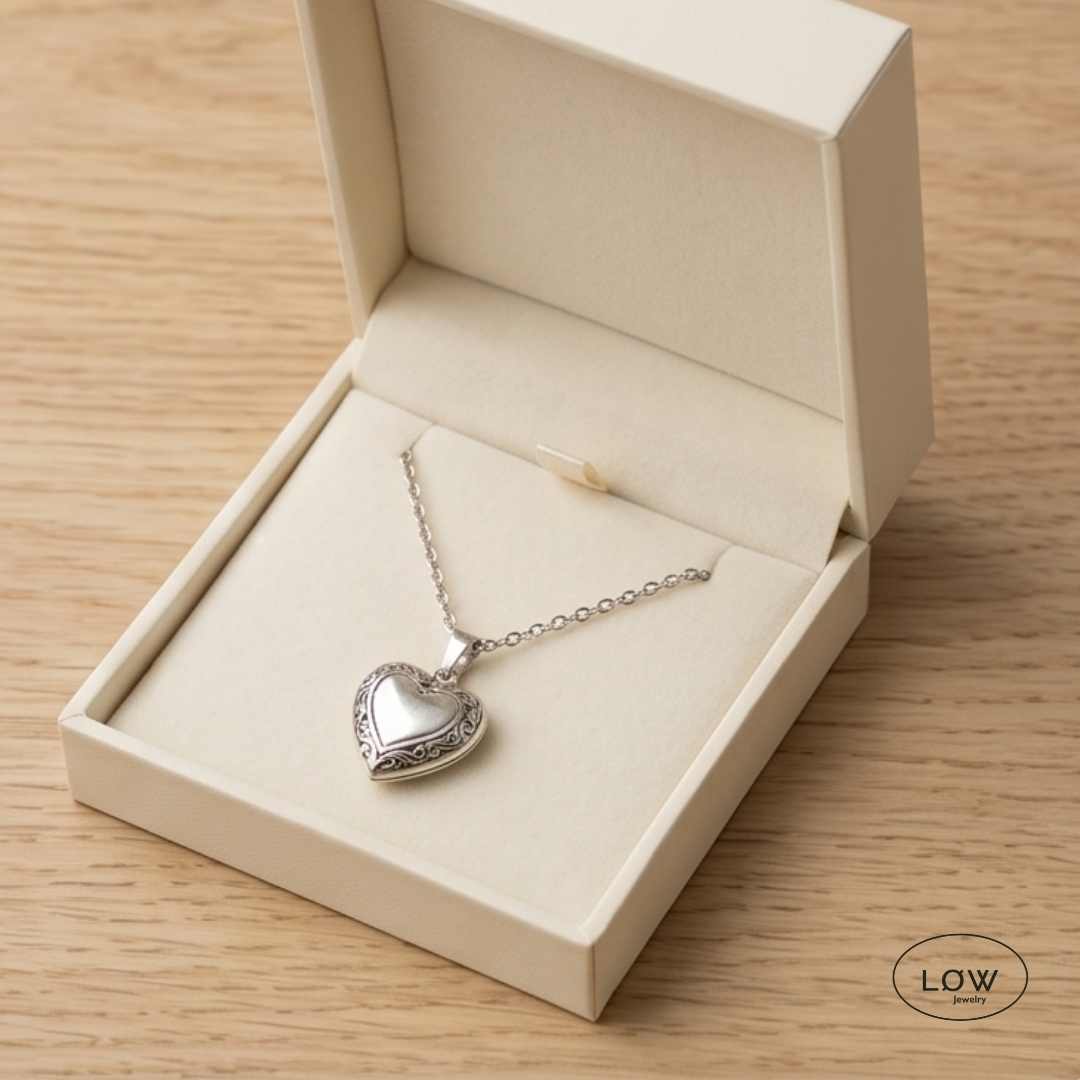 Halssmykke Minimal Heart Locket Necklace Silver Smykke LØW Jewelry