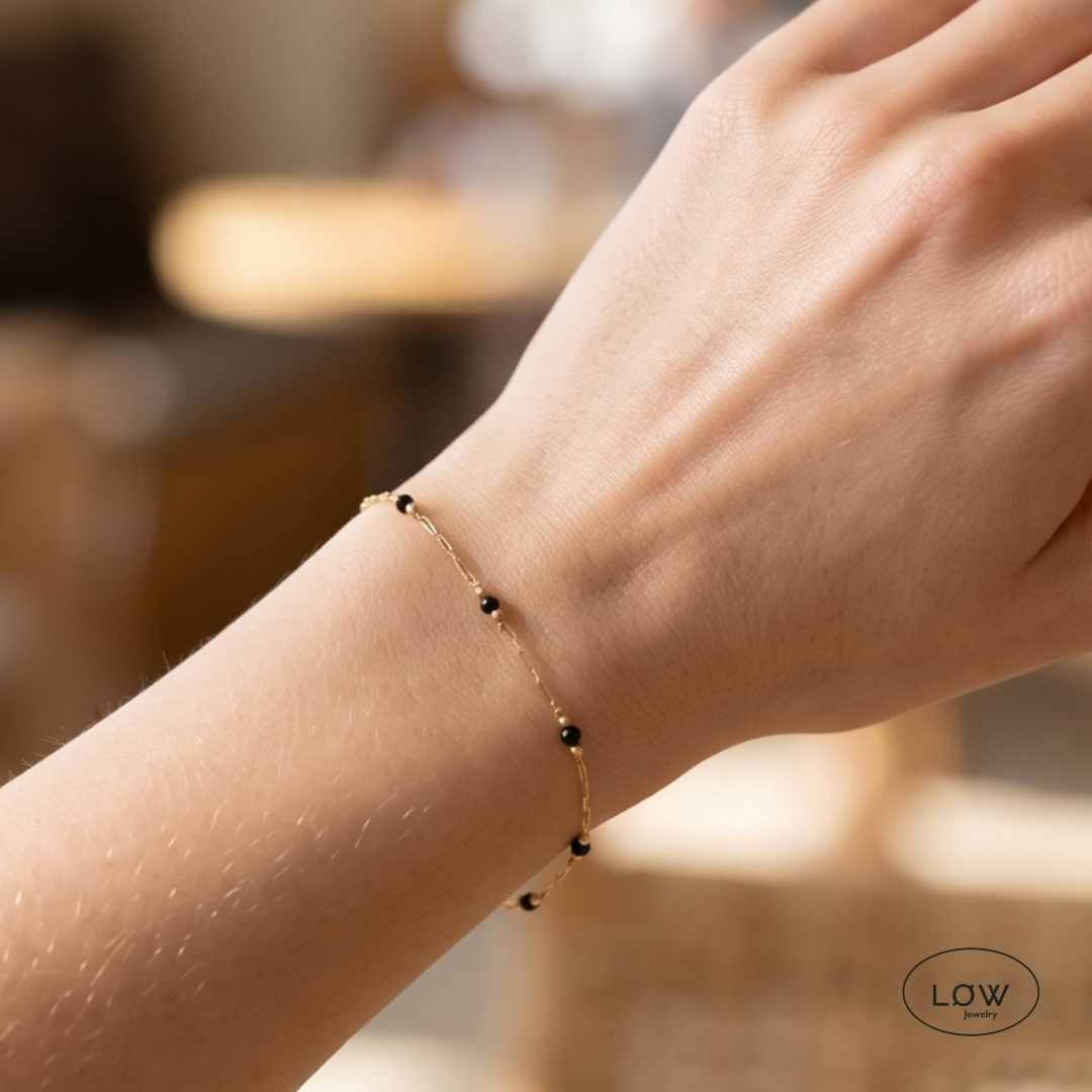 Noir Bead Chain Bracelet Gold – gullarmbånd med svarte perler
