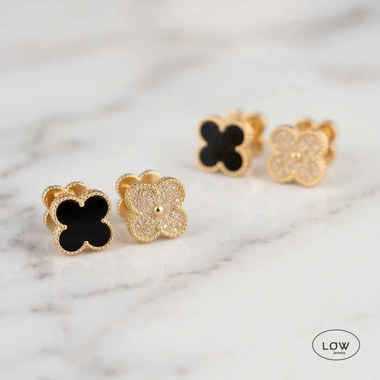 Noir Clover Reversible Huggie Earrings Gold fra LØW Jewelry Kløver hoops