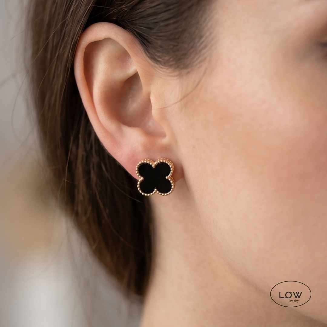 Noir Clover Reversible Huggie Earrings Gold fra LØW Jewelry Kløver hoops