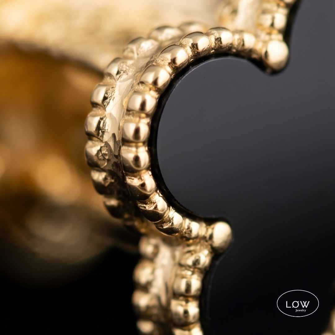 Noir Clover Reversible Huggie Earrings Gold fra LØW Jewelry Kløver hoops