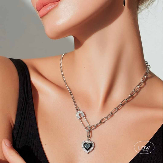 Noir Pin Heart Necklace Silver fra LØW Jewelry halssmykke