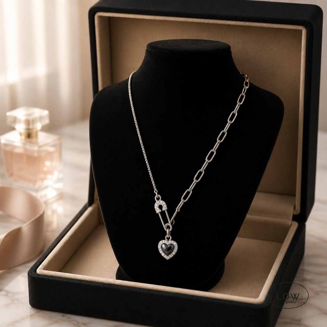 Noir Pin Heart Necklace Silver fra LØW Jewelry halssmykke