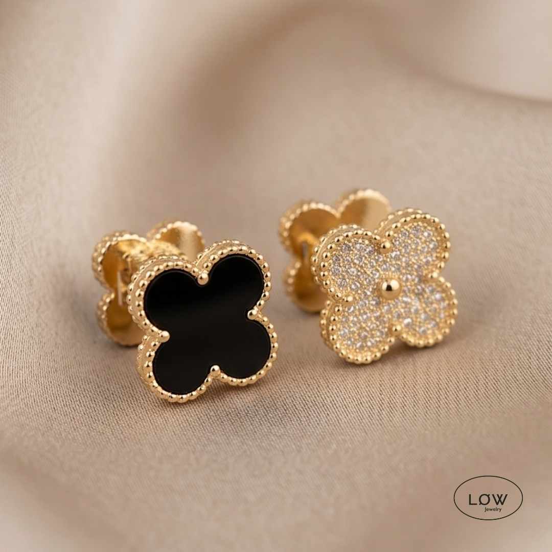 Noir Clover Reversible Huggie Earrings Gold fra LØW Jewelry Kløver hoops