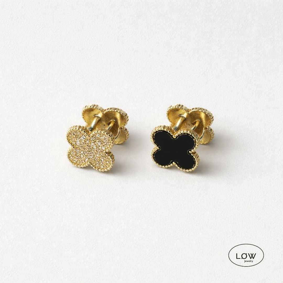 Noir Clover Reversible Huggie Earrings Gold fra LØW Jewelry Kløver hoops