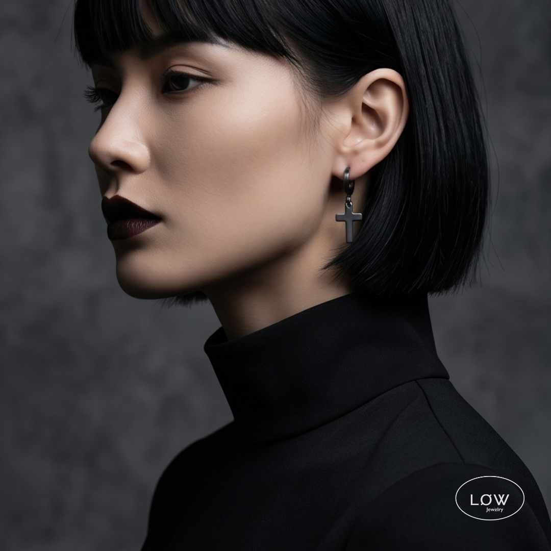Obsidian Cross Hoop Earring Black fra LØW Jewelry ørering med kors