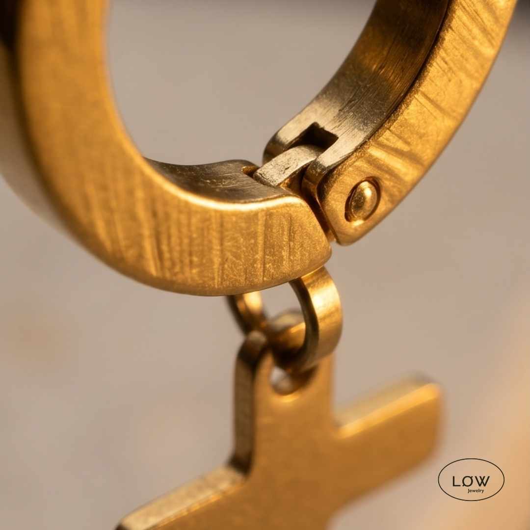 Obsidian Cross Hoop Earring Gold fra LØW Jewelry ørering med kors