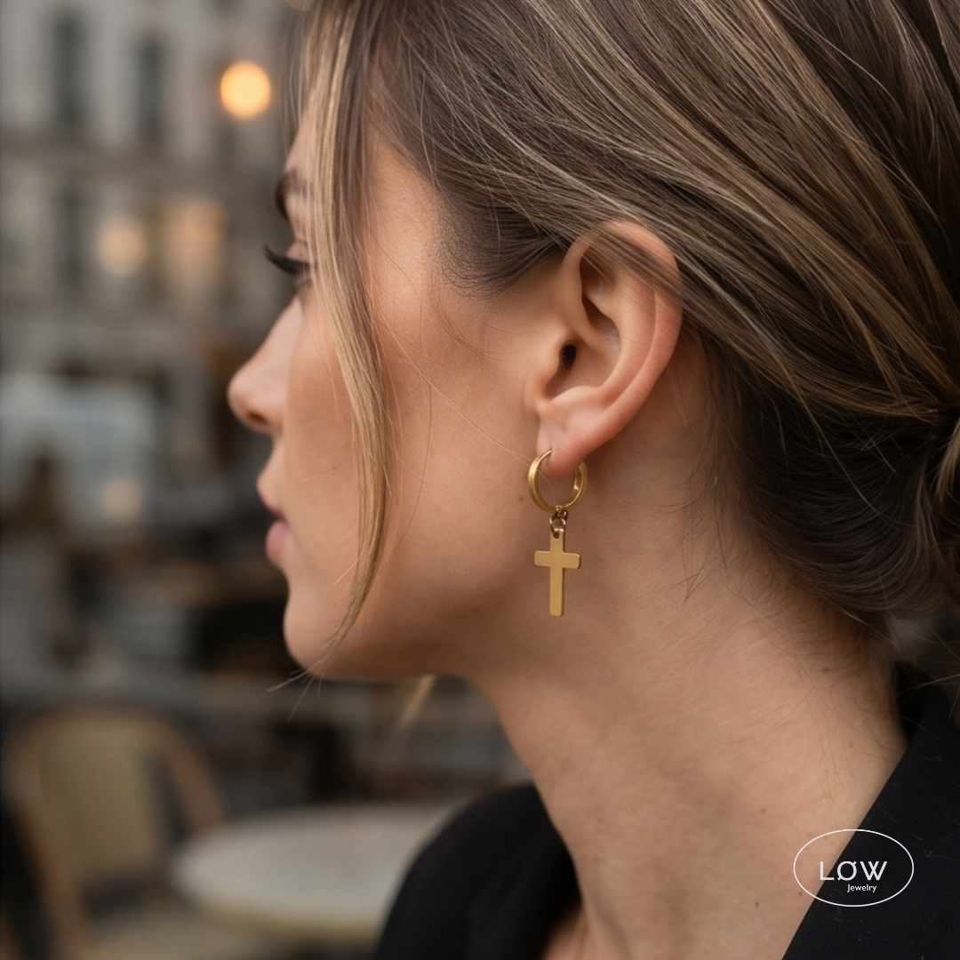 Obsidian Cross Hoop Earring Gold fra LØW Jewelry ørering med kors