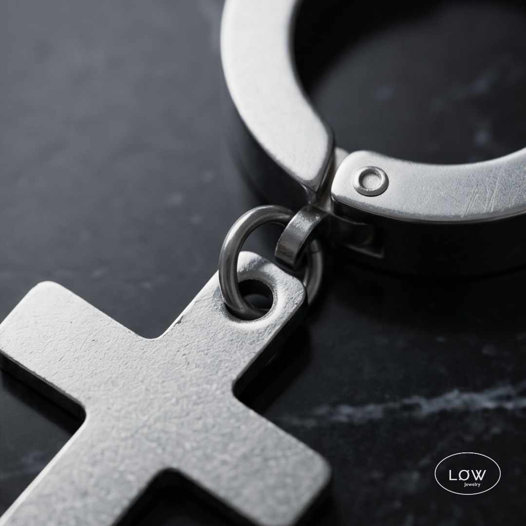 Obsidian Cross Hoop Earring Silver fra LØW Jewelry ørering med kors