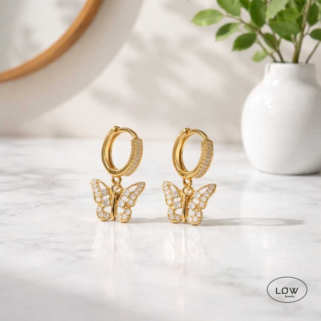 Papillon Charm Hoop Earrings Gold fra LØW Jewelry øreringer