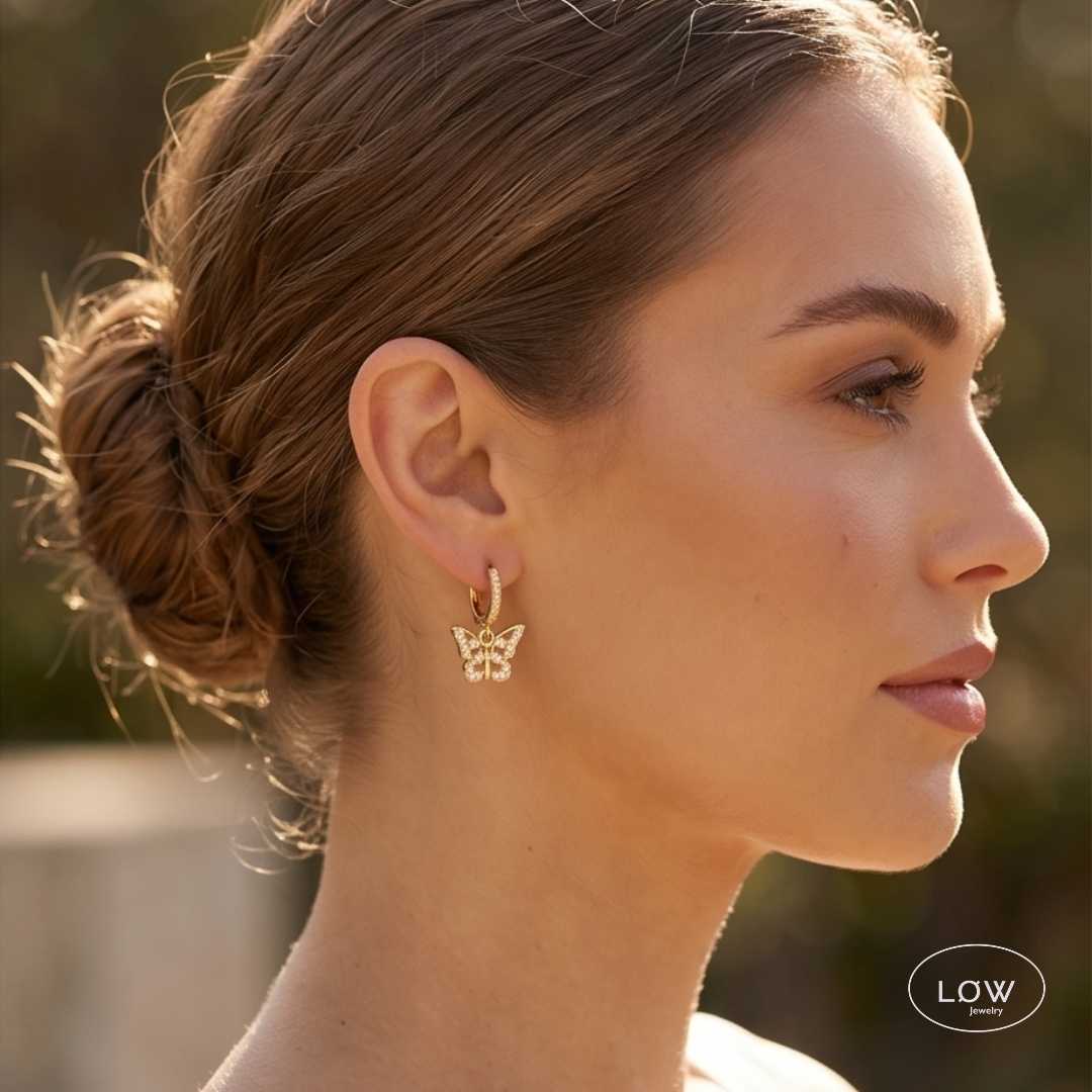Papillon Charm Hoop Earrings Gold fra LØW Jewelry øreringer