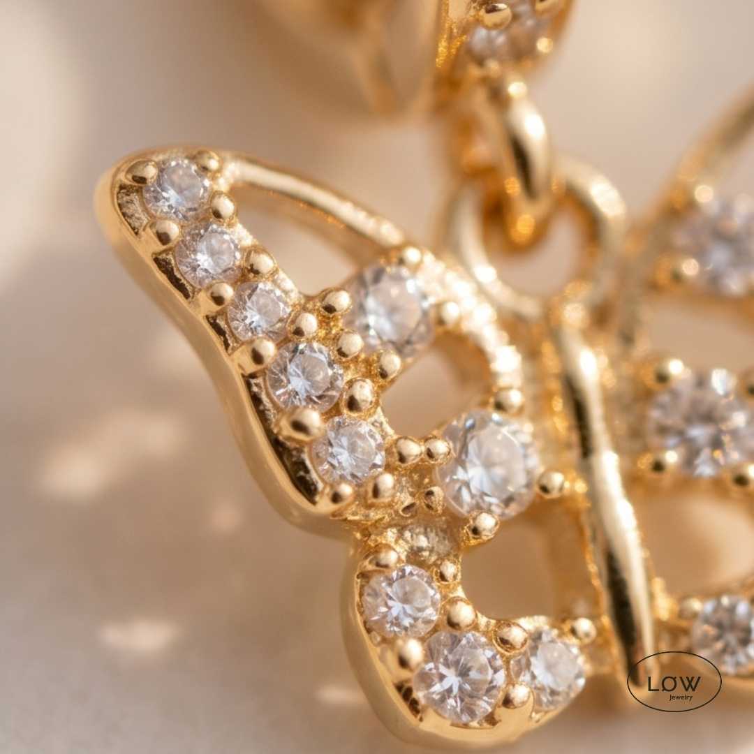 Papillon Charm Hoop Earrings Gold fra LØW Jewelry øreringer
