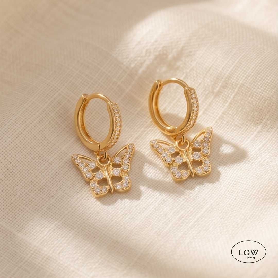 Papillon Charm Hoop Earrings Gold fra LØW Jewelry øreringer