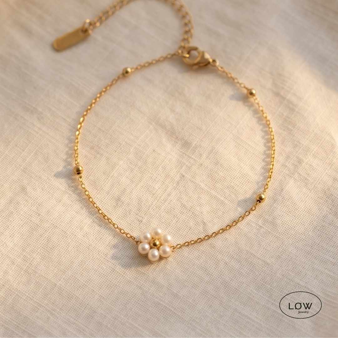 Pearl Bloom Bracelet Gold fra LØW Jewelry Blomsterarmbånd med Perler