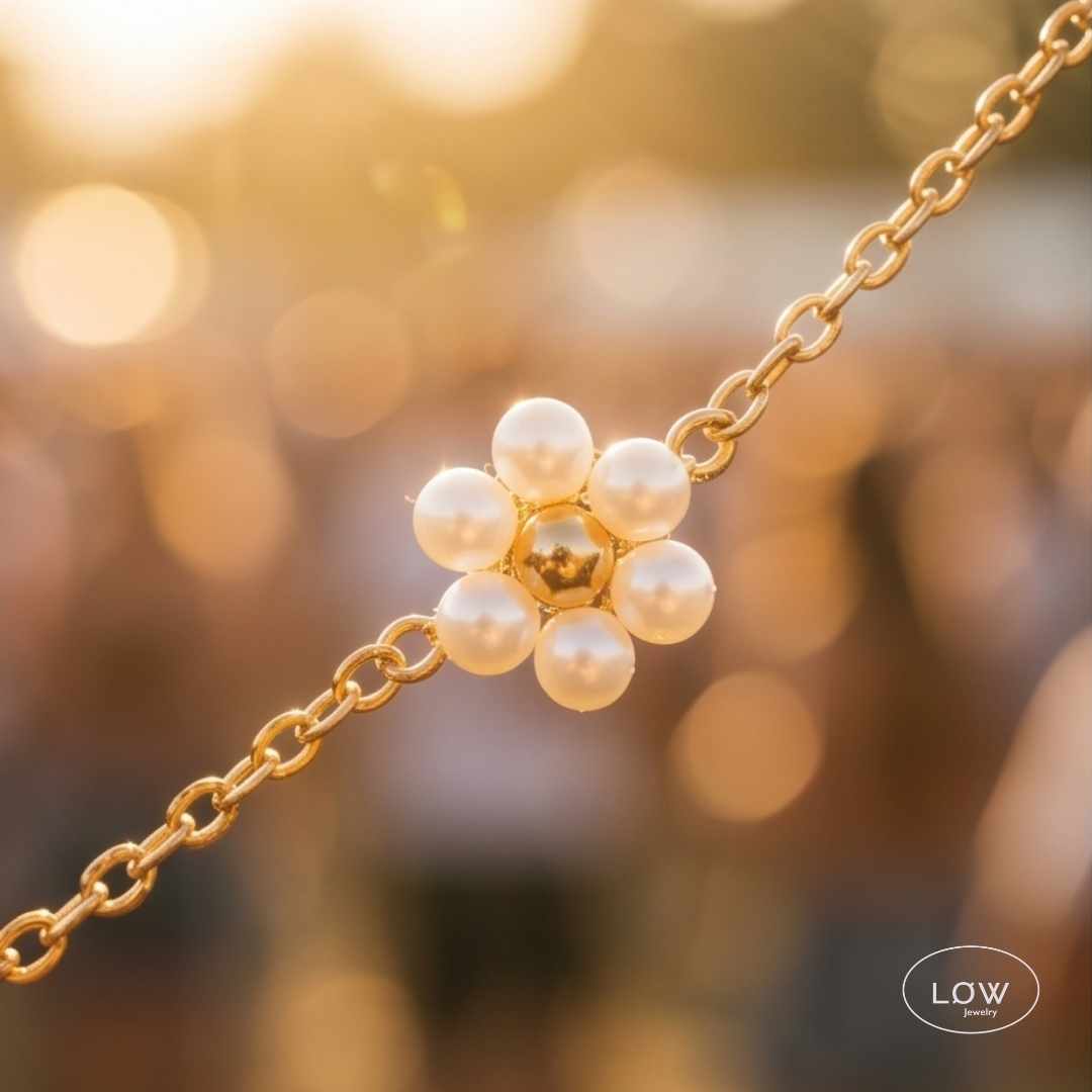 Pearl Bloom Bracelet Gold fra LØW Jewelry Blomsterarmbånd med Perler