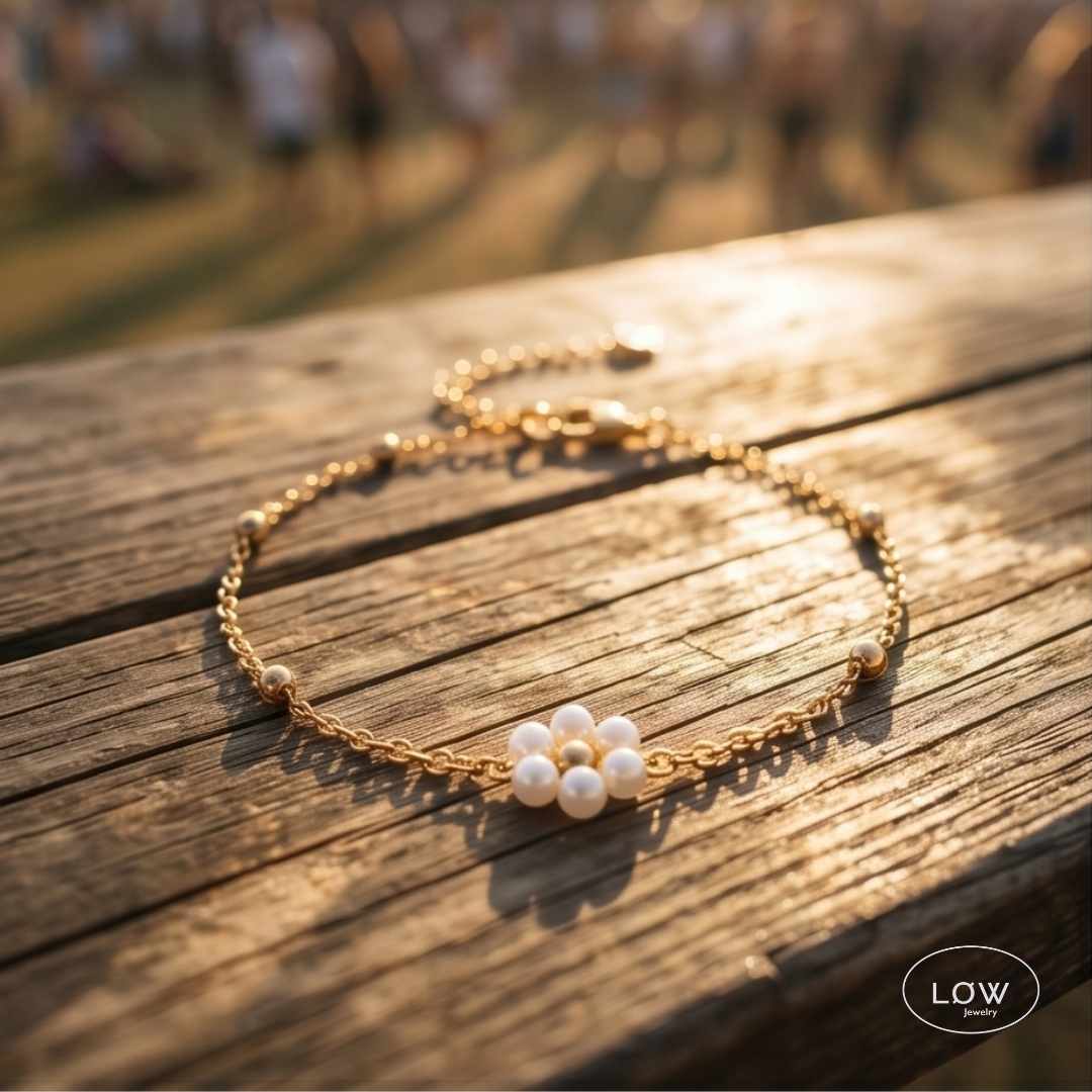 Pearl Bloom Bracelet Gold fra LØW Jewelry Blomsterarmbånd med Perler