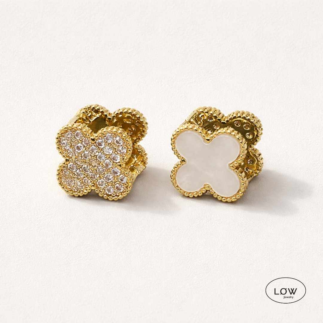 Pearl Clover Reversible Huggie Earrings Gold fra LØW Jewelry Kløver hoops