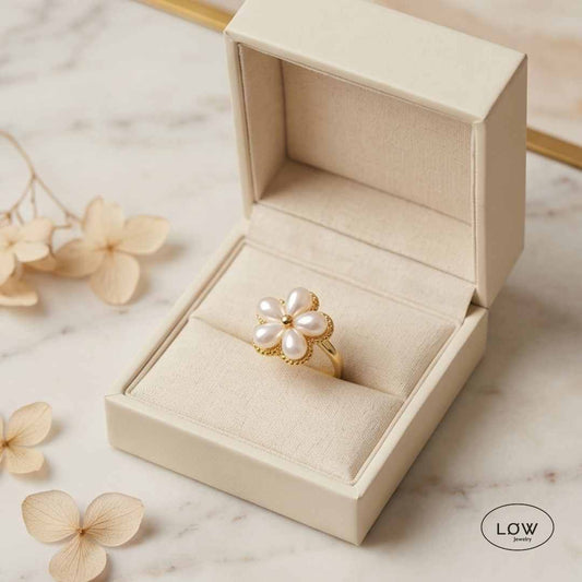 Pearl Flower Spinner Ring Gold fra LØW Jewelry fidget stressring er en open ring justerbar ring