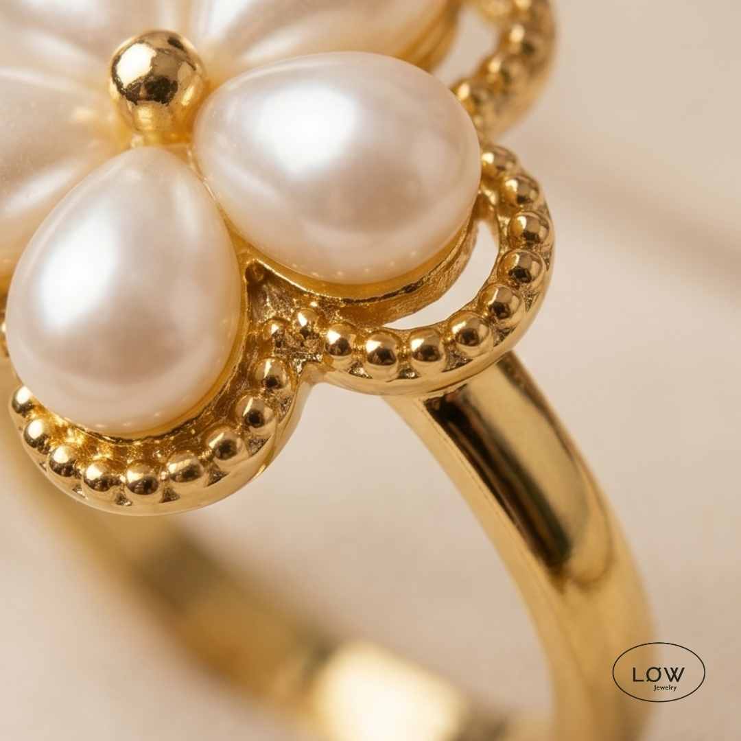 Pearl Flower Spinner Ring Gold fra LØW Jewelry fidget stressring er en open ring justerbar ring