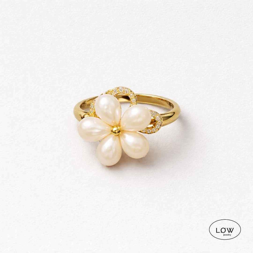 Pearl Flower Spinner Ring Gold fra LØW Jewelry fidget stressring er en open ring justerbar ring