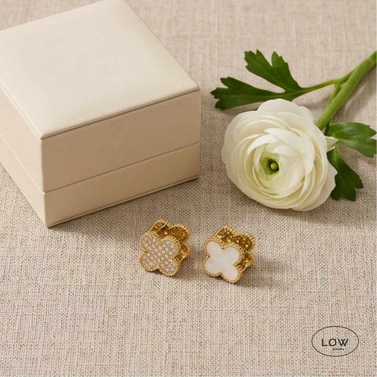 Pearl Clover Reversible Huggie Earrings Gold fra LØW Jewelry Kløver hoops