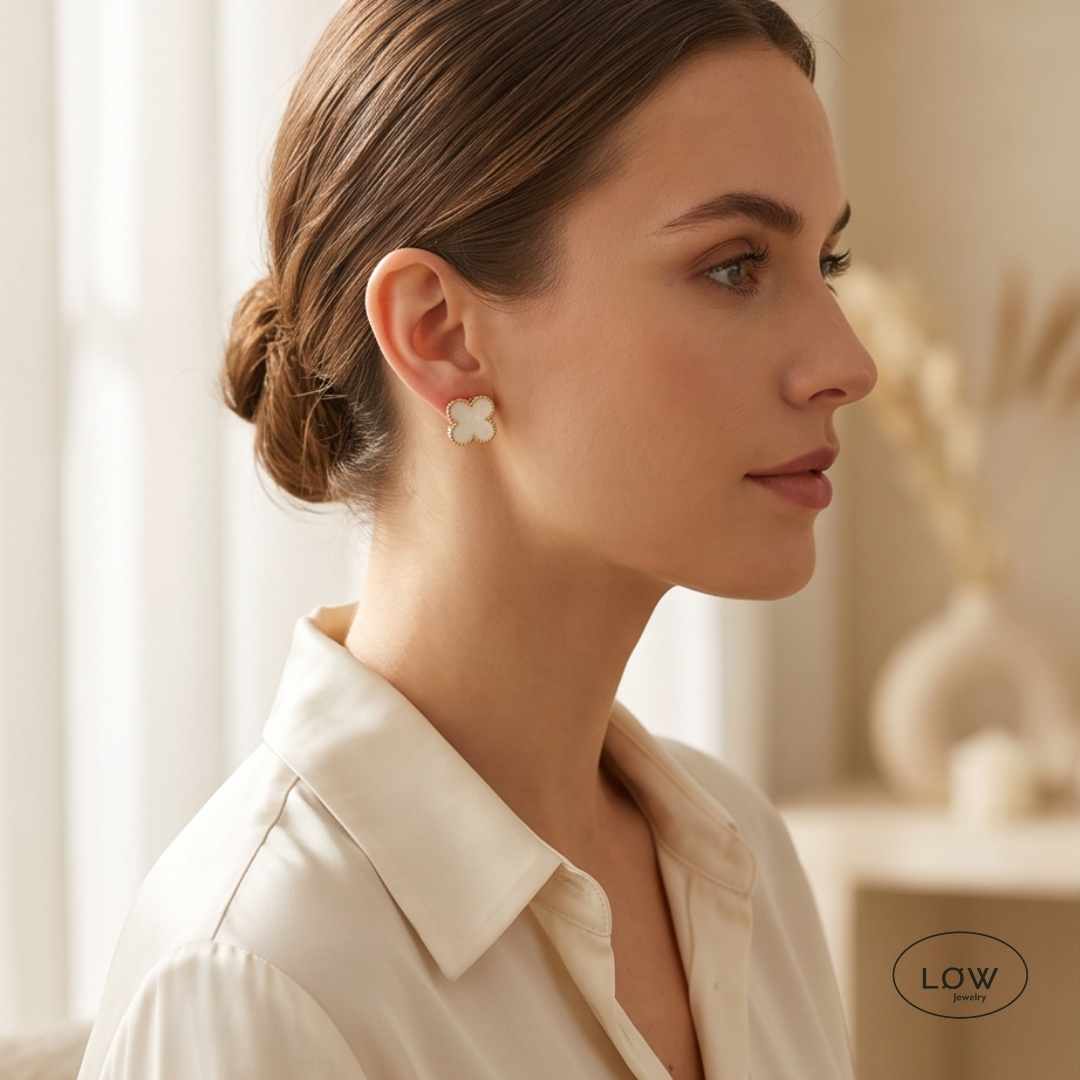 Pearl Clover Reversible Huggie Earrings Gold fra LØW Jewelry Kløver hoops