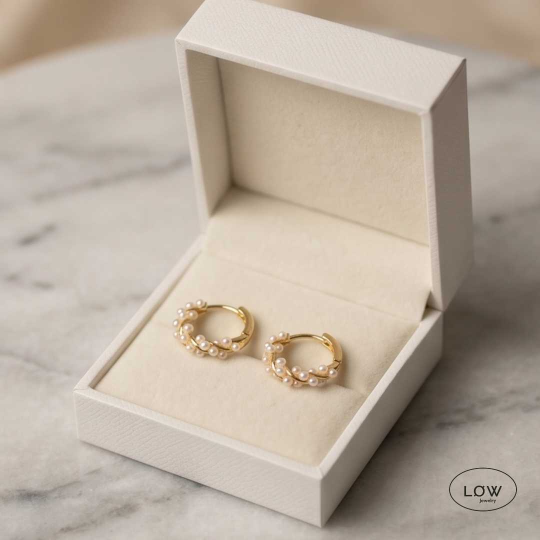 Perla Twist Hoop Earrings Gold fra LØW Jewelry øreringer