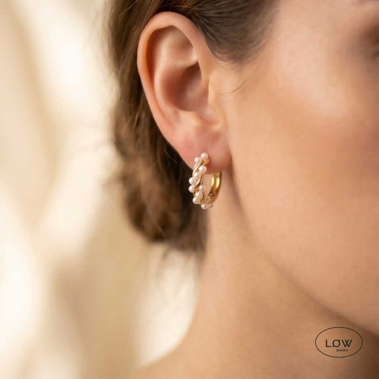 Perla Twist Hoop Earrings Gold fra LØW Jewelry øreringer