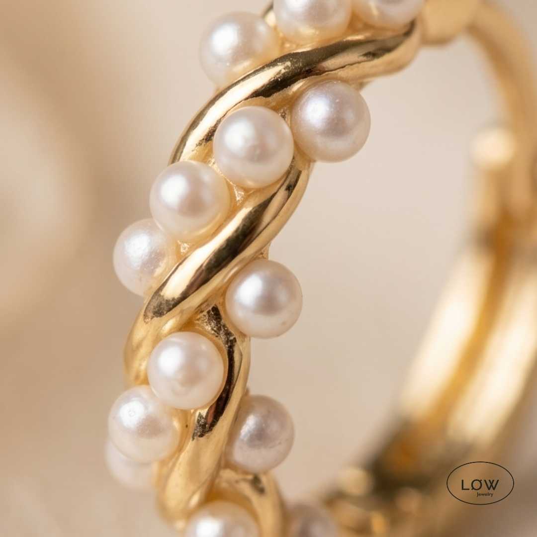 Perla Twist Hoop Earrings Gold fra LØW Jewelry øreringer